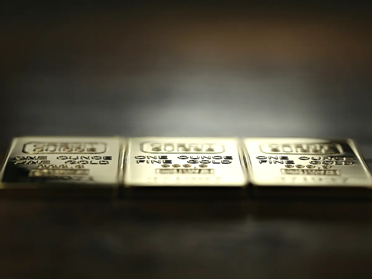Goldbarren auf dunklem Grund
