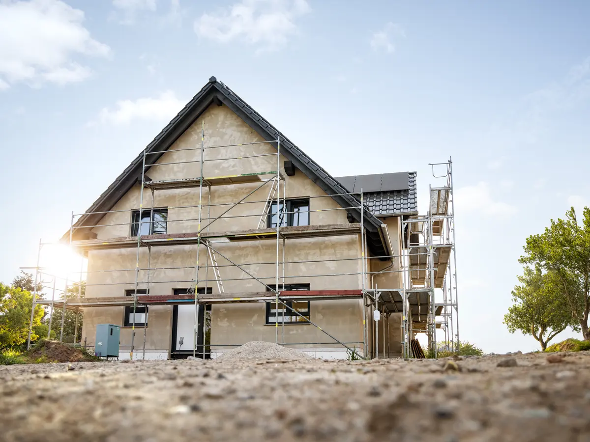 Rohbau eines Einfamilienhauses mit Gerüst